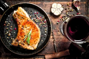 Ψήσιμο χοιρινής μπριζόλας στο τηγάνι